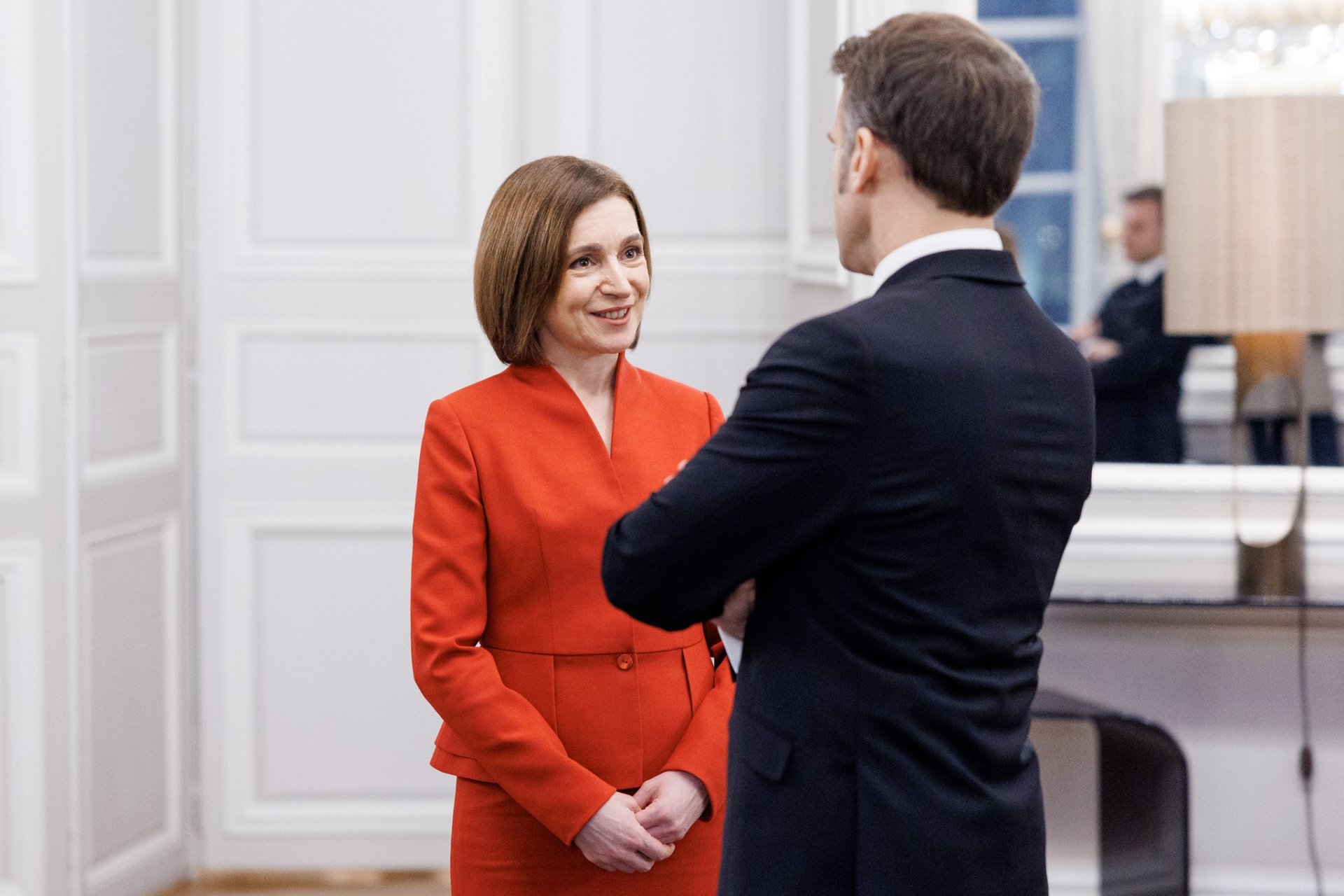 Cadrul protocolar al lui Maia Sandu: Cadeau de la Macron și alte oferte suspecte